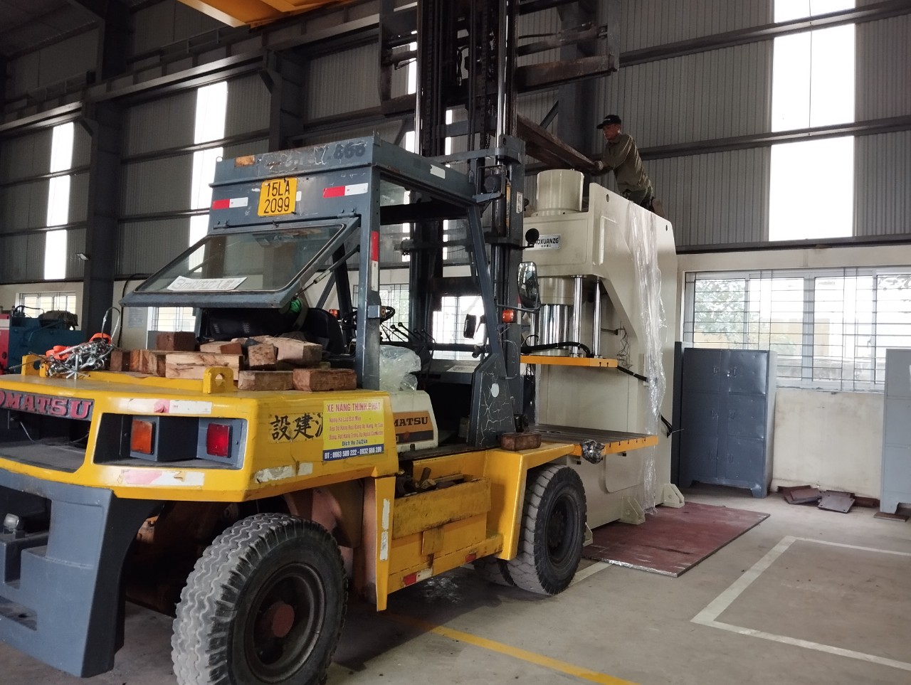 Dịch vụ xe nâng, xe cẩu Thịnh Phát rút cont lắp đặt máy chấn tôn, máy ép tại xã Đại Bản Hải Phòng